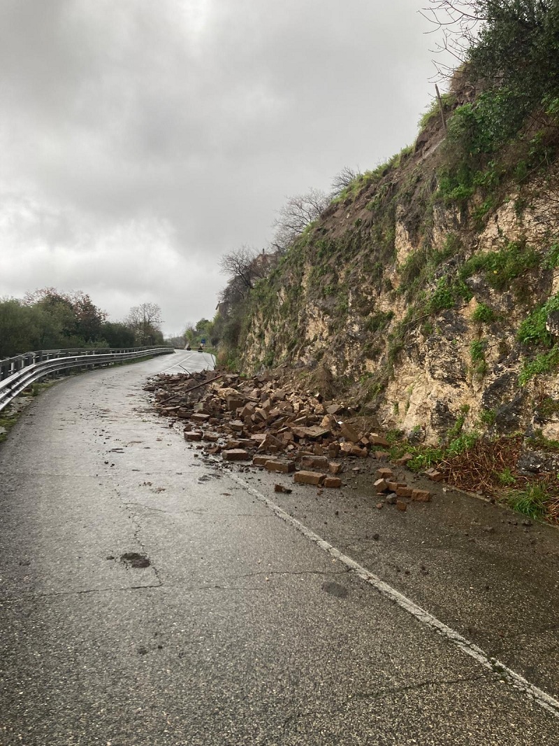 immagine notizia (ptn) Provincia, maltempo, chiuso un tratto della Sp 18 a Calvi dell’Umbria per frana